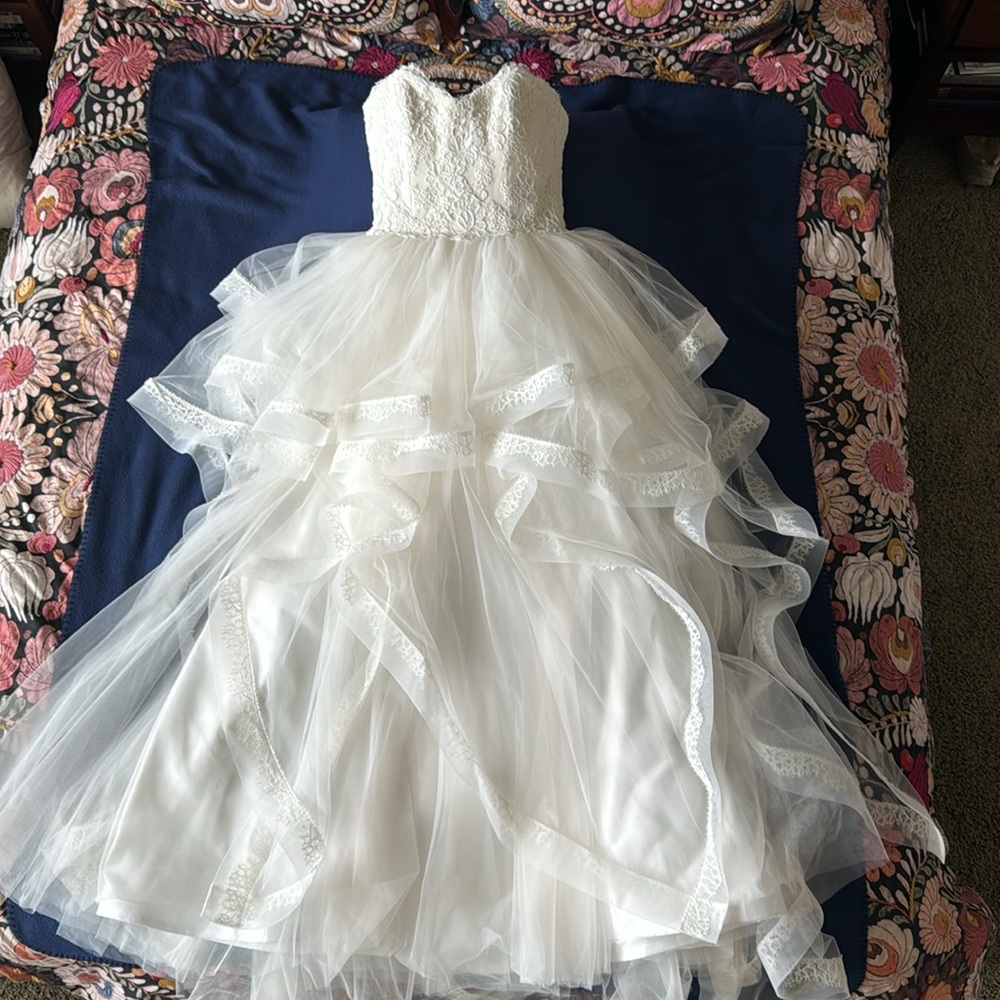 Wedding Dress! Designer Reem Acra.Lace bodice, organza skirt with horsehair hem.